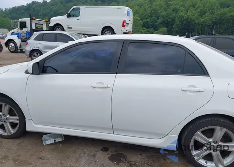 2013 Toyota Corolla S z USA, uszkodzony, nr VIN 2T1BU4EE0DC977367